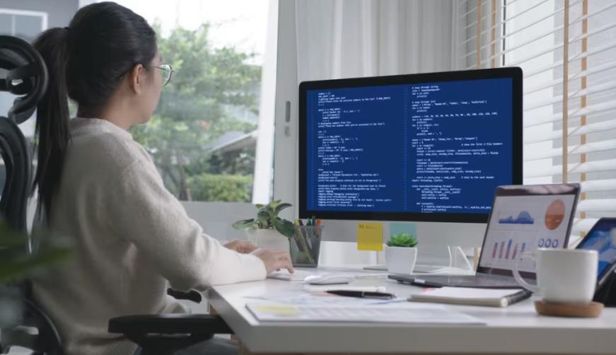 孝义市软件开发公司实战建议:网站赋能,为何必须接入支持机器人?